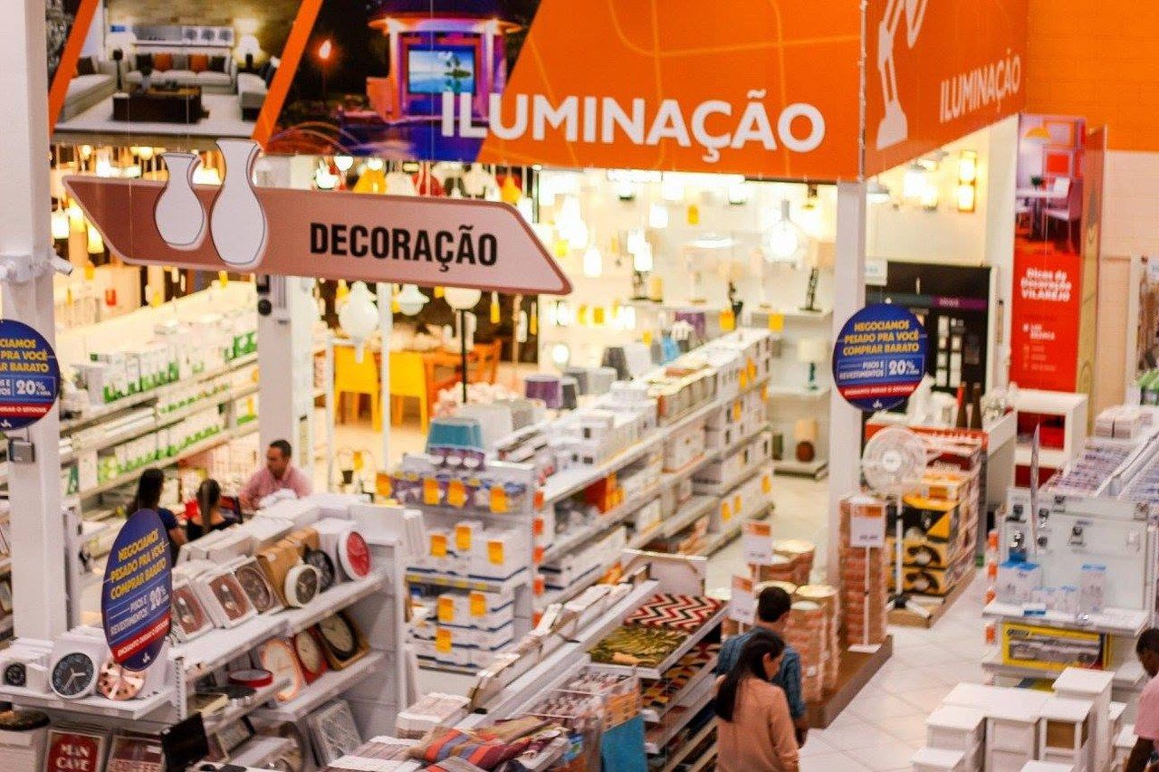 Vilarejo retail floor and team