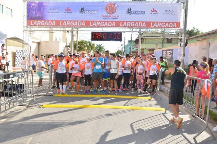 Runners at the start line of the Corrida da Paz