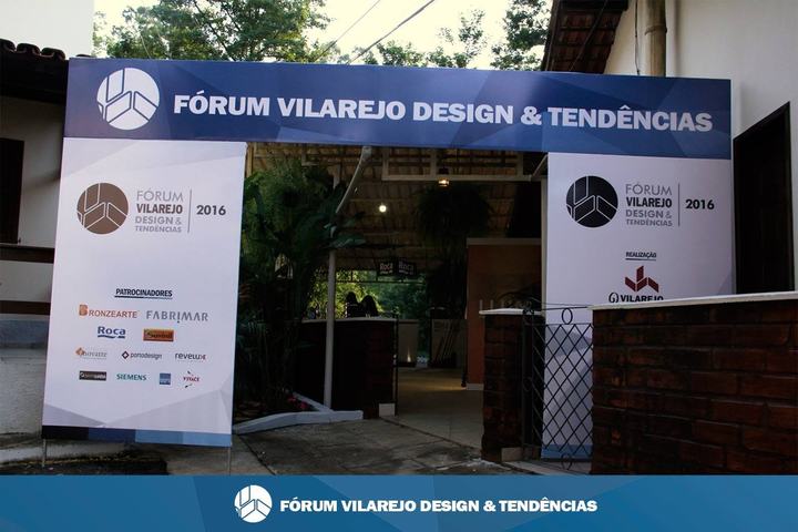 Entrance arch for F&oacute;rum Vilarejo Design & Tend&ecirc;ncias, carrying the sponsoring brands